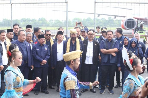 Tiba di Lampung, Surya Paloh Disambut Tari Bedana Kipas