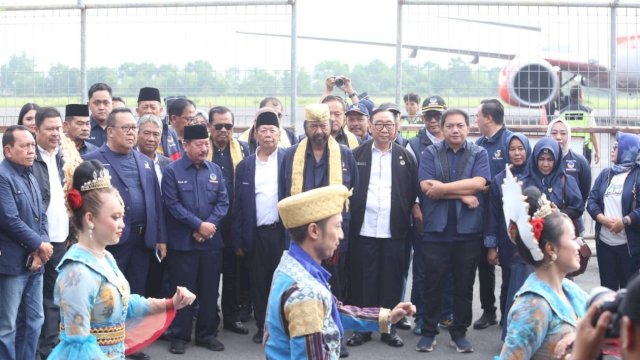 Tiba di Lampung, Surya Paloh Disambut Tari Bedana Kipas