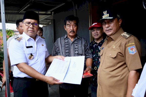 Danny Pomanto Serahkan Akta Kematian dan KK Baru Keluarga Petugas KPPS yang Meninggal Dunia