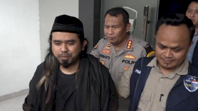 Gus Samsudin Dijemput Paksa Polisi Terkait Video Viral Tukar Pasangan: Dikhawatirkan Melarikan Diri