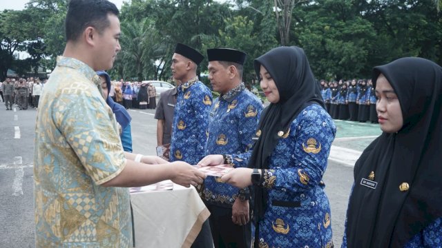 Bupati Pangkep Yusran menyerahkan SK kepada PPPK.(F-Humas)