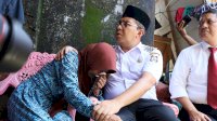Tangis Ibunda Fahriansyah Petugas KPPS yang Meninggal Pecah Dipelukan Danny Pomanto