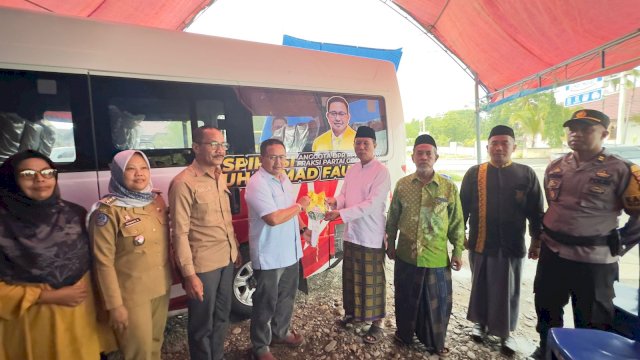 Anggota DPR RI Muhammad Fauzi Serahkan Bantuan Satu Unit Bus ke Pengurus NU Luwu Utara