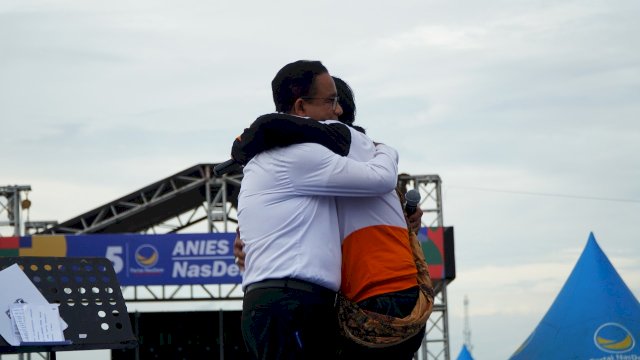 Nelayan di Sulsel Memeluk Capres Anies Baswedan di acara Konsolidasi Akbar Partai NasDem Sulawesi Selatan.