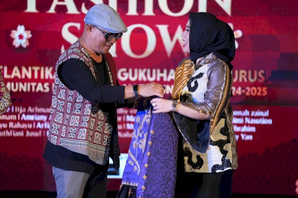 Sofha Marwah Bahtiar Lantik dan Kukuhkan Pengurus Komunitas Designer Olah Tenun Sulsel
