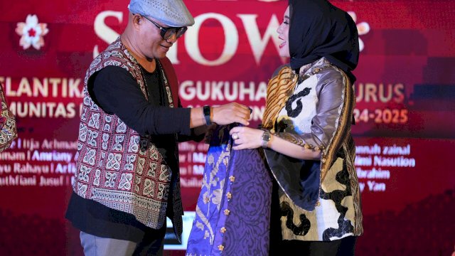 Sofha Marwah Bahtiar Lantik dan Kukuhkan Pengurus Komunitas Designer Olah Tenun Sulsel