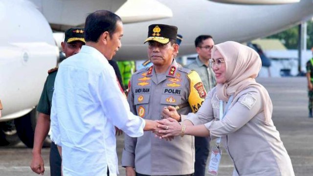 Ketua DPRD Sulsel Andi Ina Kartika Sari Saat Menyambut Kedatangan Presiden Joko Widodo