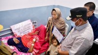 Pj Gubernur Sulsel Kunjungi-Serahkan Santunan untuk Korban Longsor di Bastem Luwu