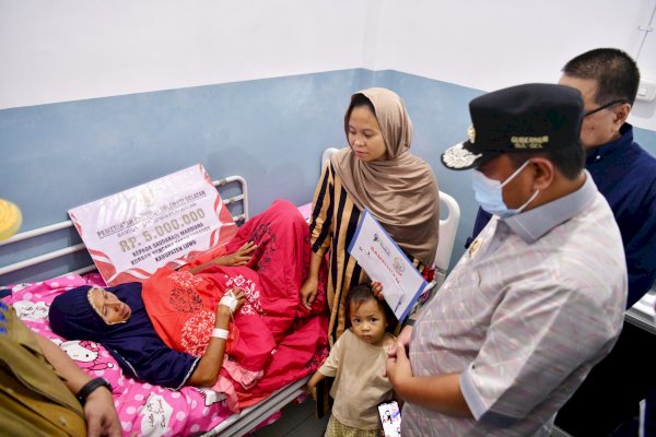 Pj Gubernur Sulsel Kunjungi-Serahkan Santunan untuk Korban Longsor di Bastem Luwu