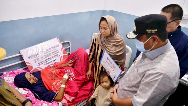 Pj Gubernur Sulsel Kunjungi-Serahkan Santunan untuk Korban Longsor di Bastem Luwu