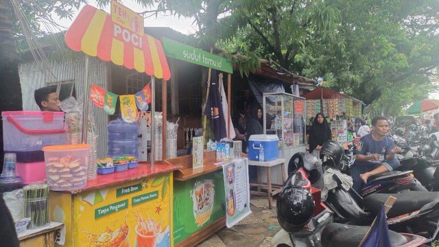 Sejumlah UMKM Berjualan di Sekitar Lokasi Konsolidasi Partai NasDem Sulsel di Parepare.