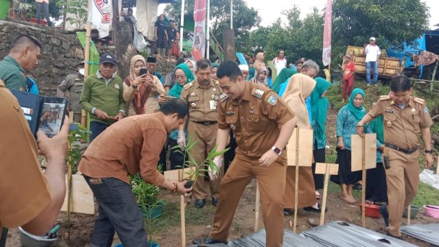 Bupati Pangkep Yusran tanam Bibit di Desa Biringare.(F-Humas)