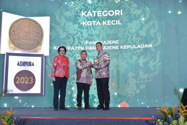 Pangkep Raih Piala Adipura