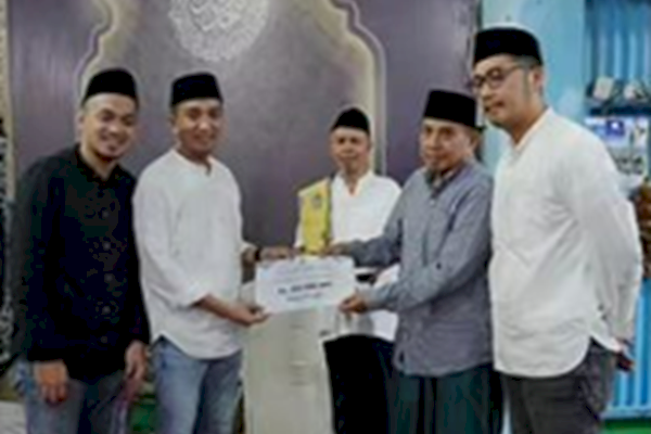 Bapenda Makassar Gelar Safari Ramadan Sekaligus Serahkan Hibah Dana Sebesar Rp100 Juta ke Masjid Maradekayya