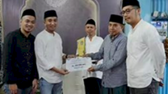 Bapenda Makassar Gelar Safari Ramadan Sekaligus Serahkan Hibah Dana Sebesar Rp100 Juta ke Masjid Maradekayya