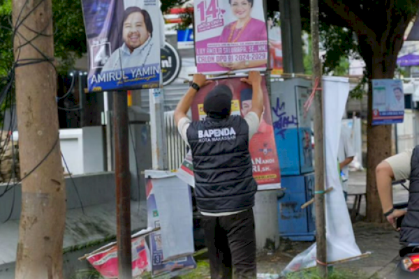 Bapenda Makassar Lakukan Pembersihan dan Penertiban Reklame Pemilu