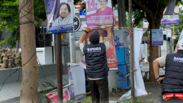 Bapenda Makassar Lakukan Pembersihan dan Penertiban Reklame Pemilu