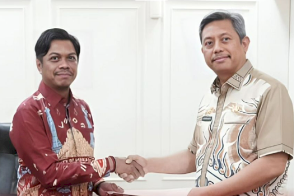 Kepala Bapenda Firman Pagarra Terima SK Pengangkatan Jabatan Sekda Kota Makassar