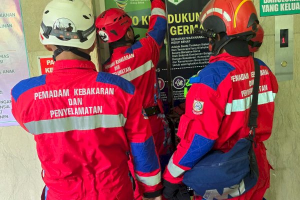 Damkar Makassar Sigap Selamatkan Ibu Terjebak Lift di Puskesmas Kassi Kassi