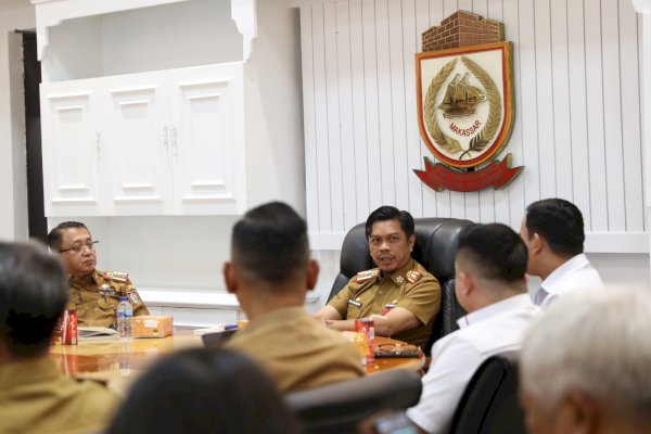Gandeng BPJS Ketenagakerjaan, PJ Sekda Firman Pagarra Pimpin Rapat Perlindungan Pekerja Rentan Kota Makassar