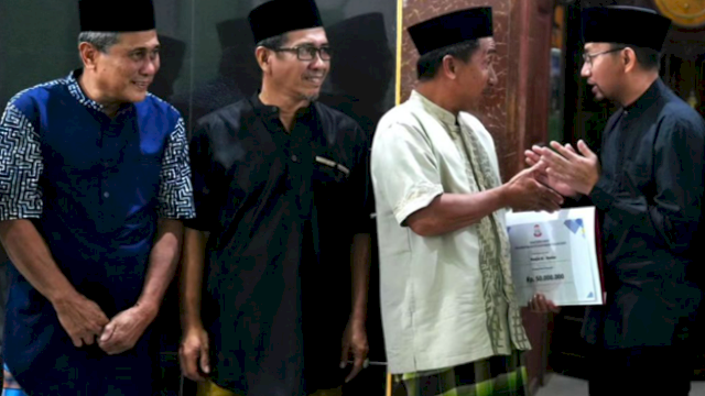 Bapenda Makassar Serahkan Bantuan Dana Hibah Sebesar Rp50 Juta ke Masjid Al-Anshar