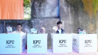 Wabup Maros Suhartina dan Keluarga Salurkan Hak Pilih di TPS 14