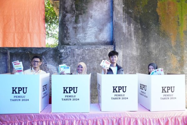 Wabup Maros Suhartina dan Keluarga Salurkan Hak Pilih di TPS 14