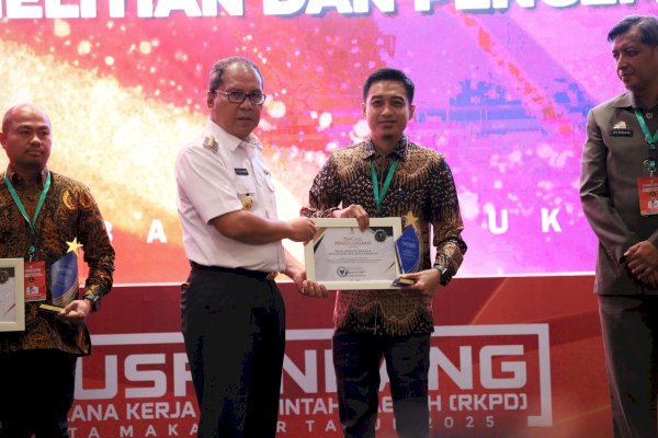 Disdukcapil Makassar Raih Penghargaan OPD dengan Dokumen Perencanaan Terbaik 2023