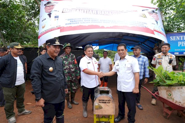 Pj Gubernur Bahtiar Serahkan Bantuan Alat Perajang Pisang untuk Kecamatan Mare