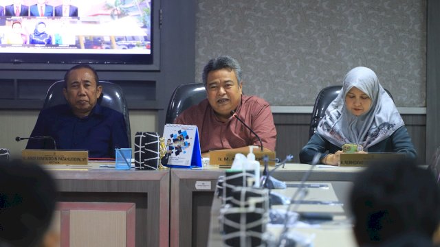 Ketu Komisi A DPRD Sulsel Andi Syafiuddin Patahuddin (kiri) bersama PIC Fit and Proper Test Arfandy Idris (tengah). (Foto: Humas DPRD Sulsel)