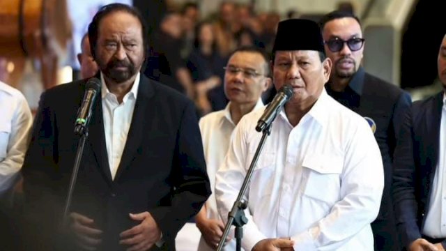 Calon Presiden terpilih, Prabowo Subianto (kanan) bersama Ketua Umum, NasDem Surya Paloh (kiri).