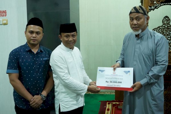 Kadis DKP Alamsyah Serahkan Dana Hibah Pemkot Makassar untuk Masjid Nurul Isnaeni Bontoduri