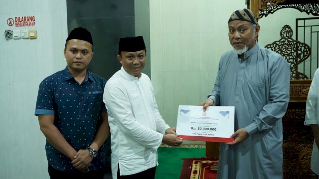 Plt Kadis Ketahanan Pangan Kota Makassar, Alamsyah Sahabuddin Menyerahkan Bantuan hibah sebesar 50 000 000 Rupiah Pemkot Makassar Tahun 2024