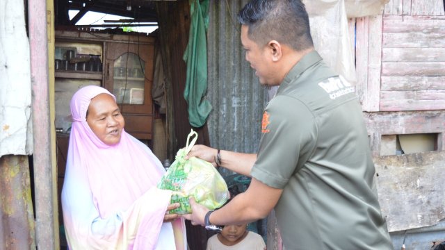 Disbudpar Sulsel Door To Door Bagikan Bingkisan ke Masyarakat.