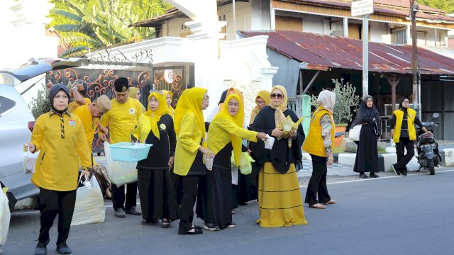 Golkar Parepare Berbagi Takjil Buka Puasa