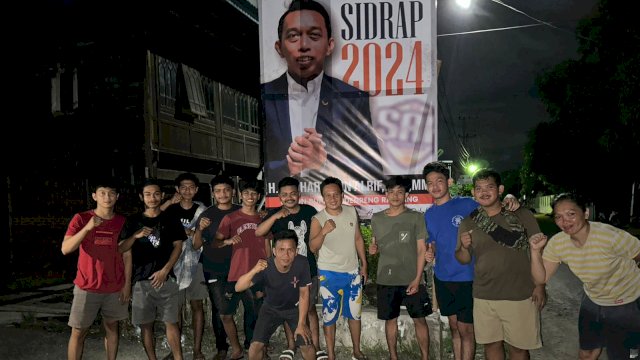 Masyarakat Berinisiatif Pasang Baliho Bergambar Syaharuddin Alrif di Sidrap.