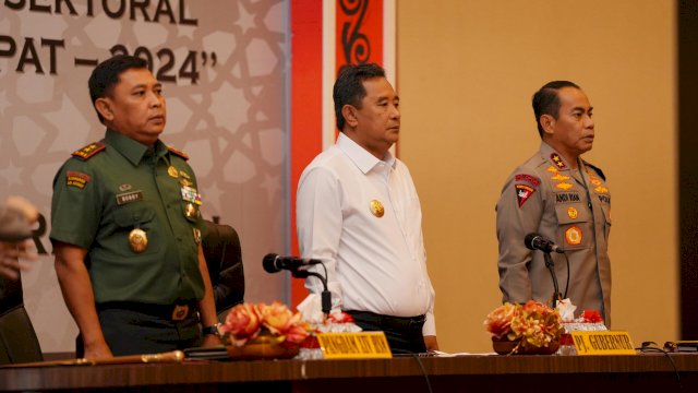 Pj Gubernur Sulsel Bahtiar Baharuddin (tengah).
