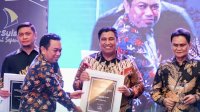 Bupati Maros Chaidir Syam Diganjar Penghargaan Pada Ajang Anugerah SMSI Award 2023