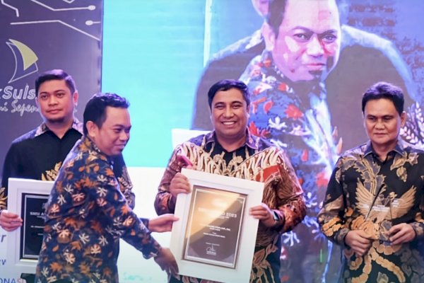 Bupati Maros Chaidir Syam Diganjar Penghargaan Pada Ajang Anugerah SMSI Award 2023