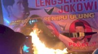 Tolak Pemilu Curang di Kantor KPU RI, Massa Bakar Spanduk Jokowi-Anwar Usman