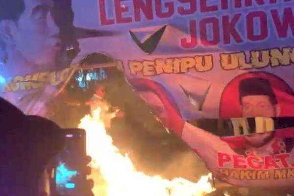 Tolak Pemilu Curang di Kantor KPU RI, Massa Bakar Spanduk Jokowi-Anwar Usman