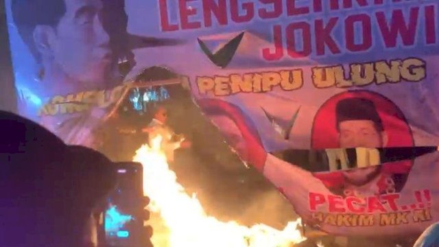 Massa Bakar Spanduk Jokowi di Kantor KPU RI.(F-INT)