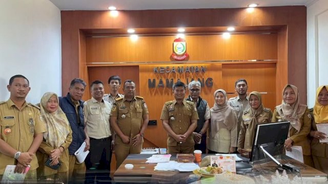 Bapenda Makassar Saat Bagikan SPPT PBB-P2 di Kecamatan Mamajang 