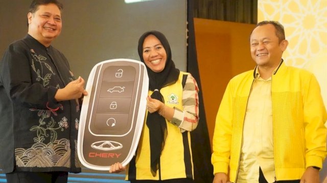 Ketua Umum DPP Partai Golkar Airlangga Hartarto Menyerahkan Hadiah ke Ketua DPD I Golkar Maluku, Alien Mus