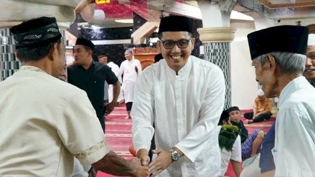 Camat Makassar Husni Mubarak (tengah) Bersalaman dengan Jamaah Masjid Hikma 2.