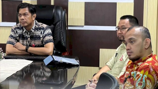 Kepala Bapenda Makassar, Firman Pagarra (kiri) Bersama Sekretaris Bapenda Fuad Arfandi (tengah). 