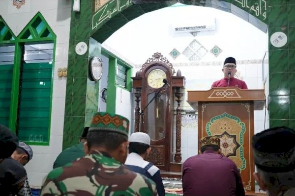 Safari Ramadhan, Camat Aminuddin Silaturahmi-Salurkan Bantuan Dana Hibah ke Masjid At-Taubah