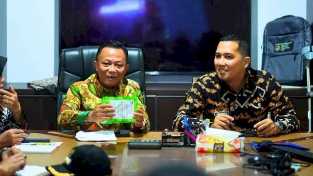 Kepala DKP Makassar Alamsyah Sahabuddin (kiri) Bersama Camat Makassar Husni Mubarak (kanan).