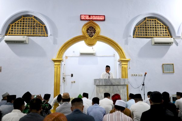 Bawakan Ceramah Singkat di Subuh Pertama Ramadan 1445 Hijriah, Danny Pomanto Ingatkan Peran Jagai Anakta’