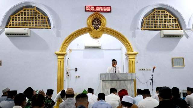Bawakan Ceramah Singkat di Subuh Pertama Ramadan 1445 Hijriah, Danny Pomanto Ingatkan Peran Jagai Anakta’